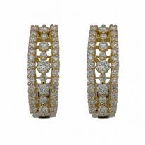 Paire de boucles d'oreille en or 18 carats sertie de 1,24 carat de diamants. Paire de boucles d'oreille en or 18 carats sertie de 1,24 carat de diamants.