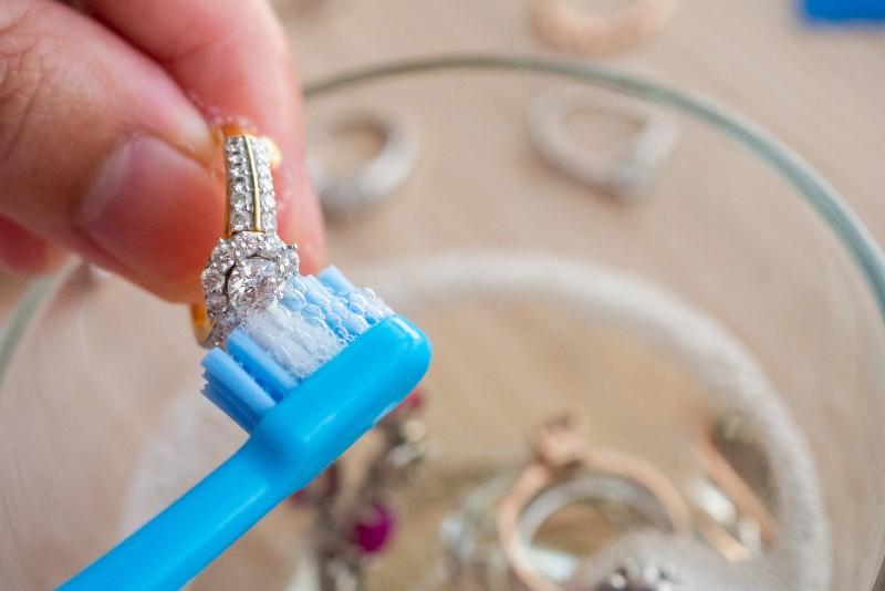Comment nettoyer ses bijoux sans les abîmer ? Les conseils de chez Or-Gemmes