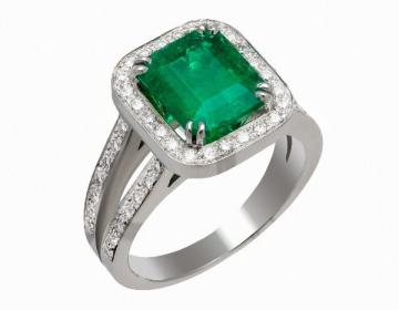 BAGUE EMERAUDEET DIAMANTS EN OR 18 CARATS PESANT 7,50 GRAMMES