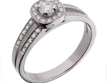 Bague en or 18 carats corps fourche, tête coussin sertie de diamants