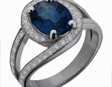 BAGUE SERTIE D'UNSAPHIR OVALE  PESANT 2,64 CARATS ET  DE 0,45 CARAT DEDIAMANTS