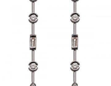 Boucles d'oreille pendantes en or 18 carats sertie de diamants