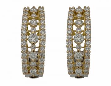 Paire de boucles d'oreille en or 18 carats sertie de 1,24 carat de diamants.