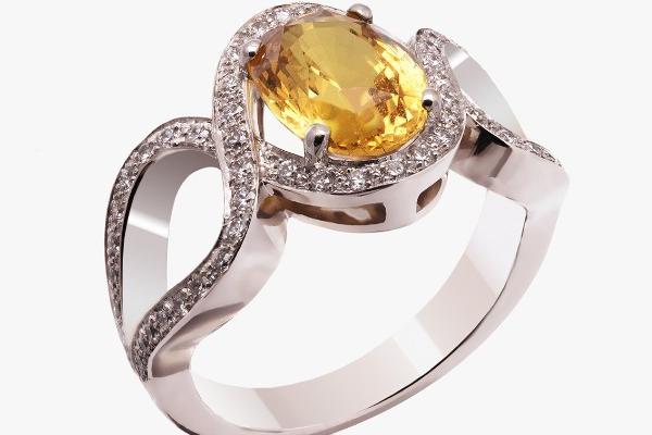 Bague or 18 carats sertie unvsaphir jaune pesant 3,00 carats