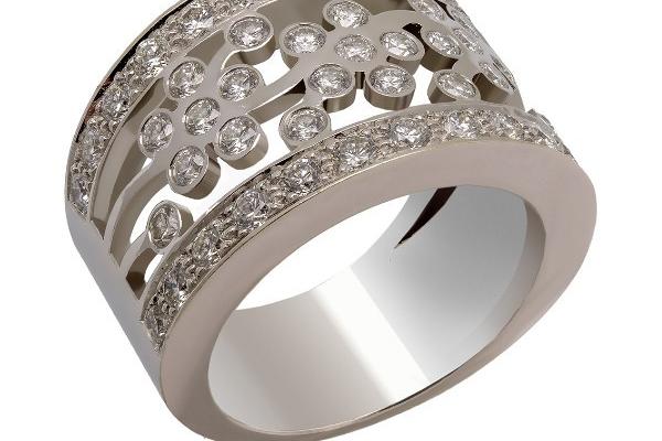 BAGUE DIAMANTS TRILOGIE DE FLEURS EN OR 18 CARATS PESANT 13,15 GRAMMES