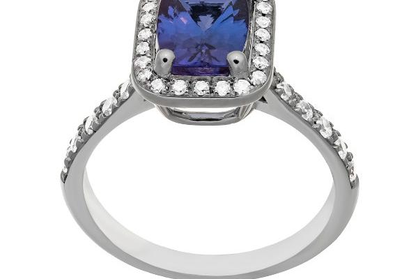 Bague en or  18 carats sertie d'une tanzanite pesant 1,48 caratet de diamants.