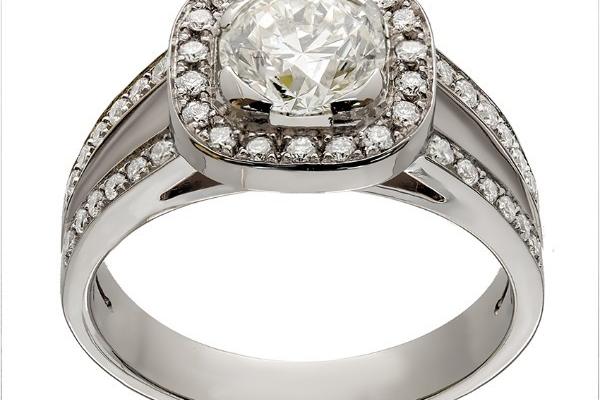 Bague  avec corps fourche et tête coussin avec un diamant central de 1,00 carat