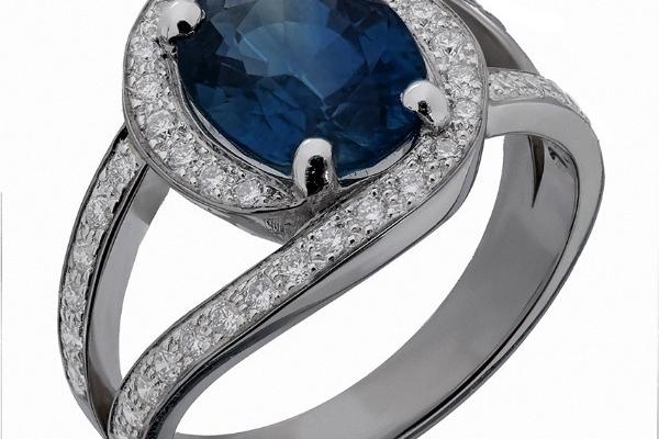 BAGUE SERTIE D'UNSAPHIR OVALE  PESANT 2,64 CARATS ET  DE 0,45 CARAT DEDIAMANTS