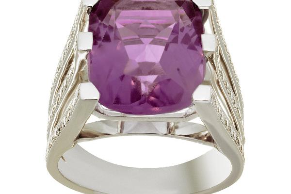 bague en or blanac 18 carats serie d'une amethyste et de 0,60 carat diamants