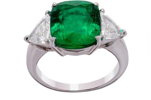 Bague en or blanc sertie d'un Émeraude et de 2 DIamants taillés en Troidia