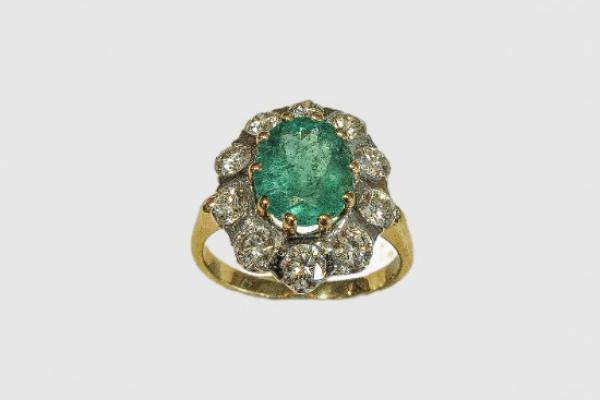 Bague Pompadour en or blanc et jaune sertie d'une Emeraude et de 10 Diamants