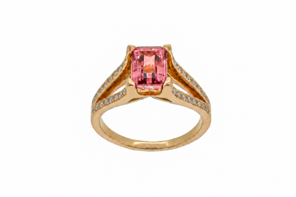 Bague en or rose 18 carats sertie d'une Tourmaline rose et de diamants