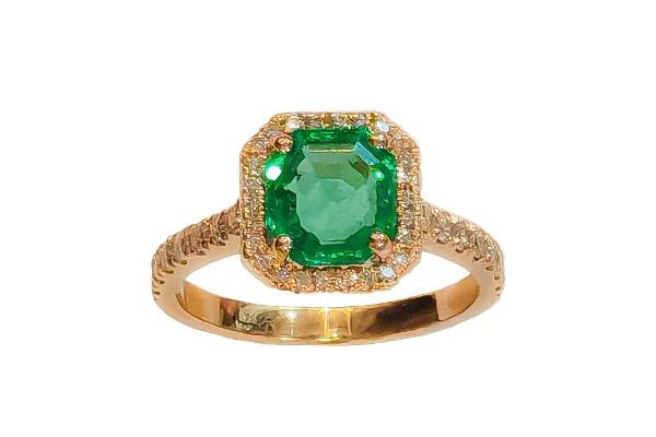 Bague Esmeralda en émeraude sertie de diamants sur monture en or 18k