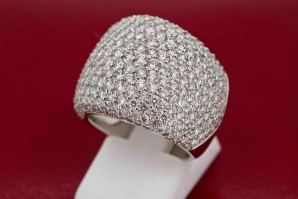 Bague jonc en or 18 carats pesant 3,90 grammes et sertie de 3.89 carats de diamants