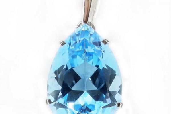 pendentif topaze bleue