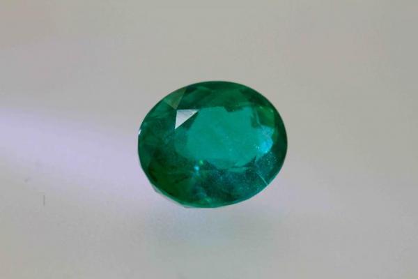 Emeraude vivid color 2.31 carat certifiée CGL