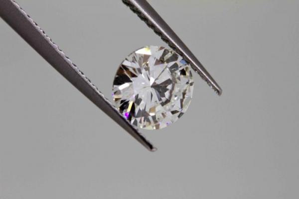 diamant 2 carats G VS2 certifié par le LABORATOIRE HRD