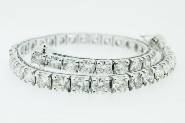 Bracelet rivière or blanc serti diamants pour un poids total de 9,78 ct