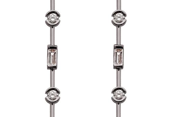 Boucles d'oreille pendantes en or 18 carats sertie de diamants