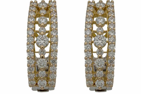 Paire de boucles d'oreille en or 18 carats sertie de 1,24 carat de diamants.