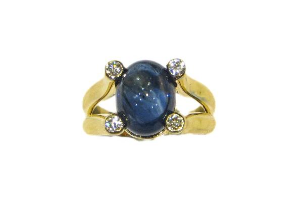 Bague en or Jaune 18 carats sertie d'un Saphir Capochon et de Diamants