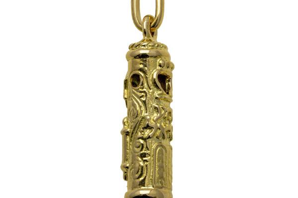 Pendentif mezouzah en or 18 carats pesant 5,25 grammes avec motifs religieux