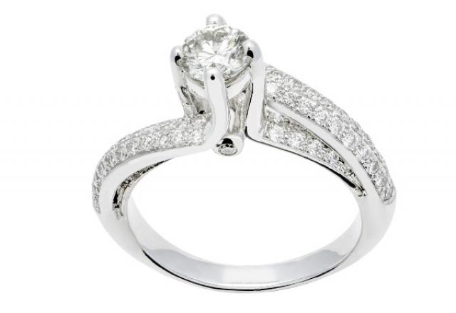 Bague solitaire diamants en or 18 carats sertie d'un diamant central de 0,40 carat 