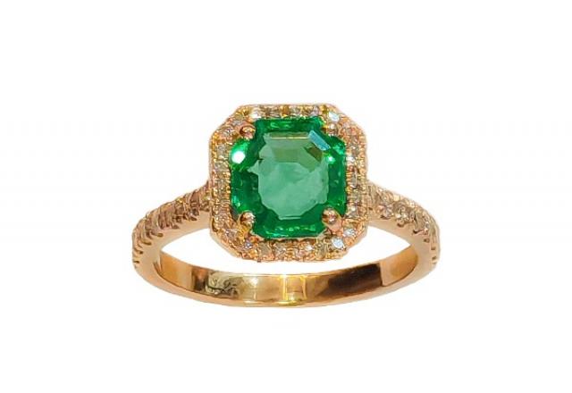 Bague Esmeralda en émeraude sertie de diamants sur monture en or 18k