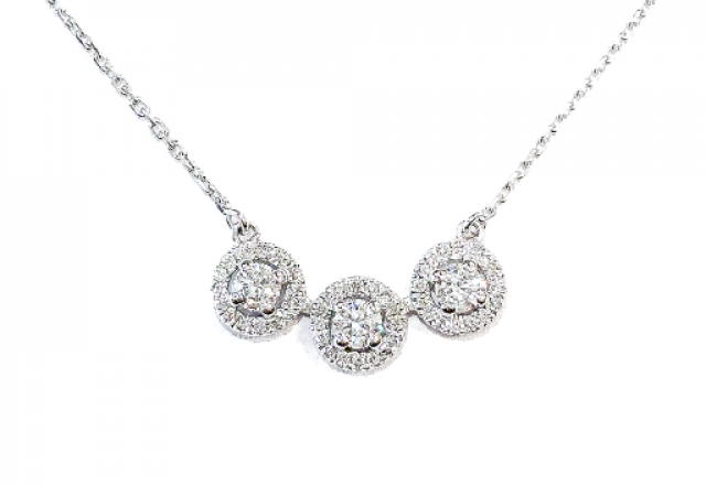 Collier en or blanc 18 carats serti de Diamants style Trilogie