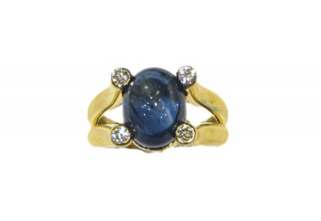 Bague en or Jaune 18 carats sertie d'un Saphir Capochon et de Diamants