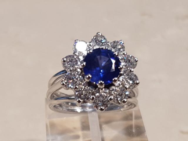 Bague sertie d'un saphir et de diamants chez Or-Gemmes, Votre Joaillier à Paris