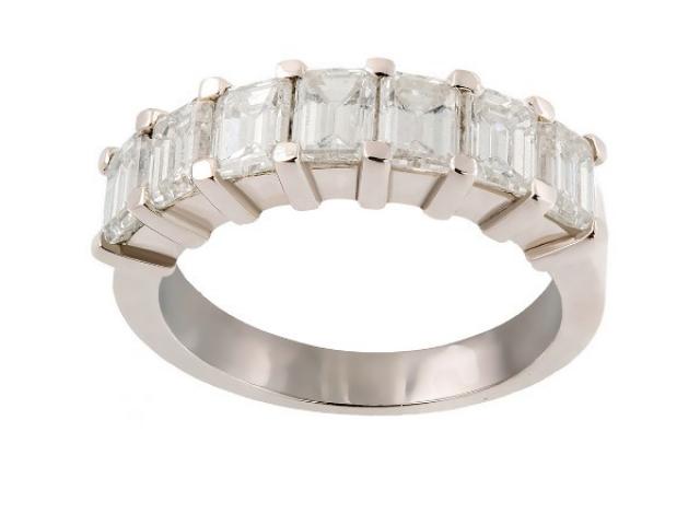 alliance sertie diamants taille emeraude or gemmes