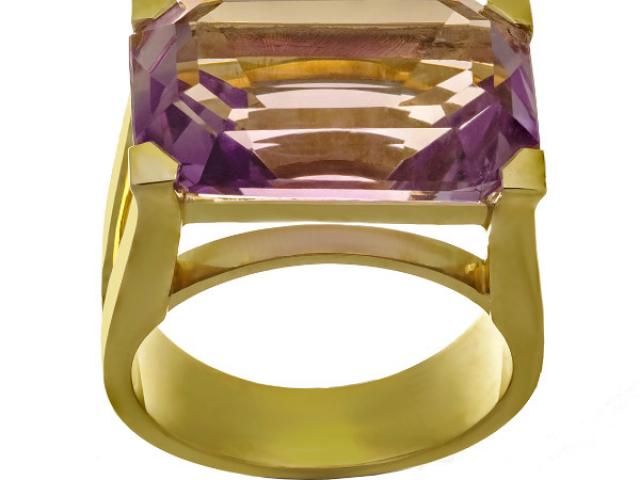 bague en or jaune 18 carats sertie d'une amethyste rectangulaire