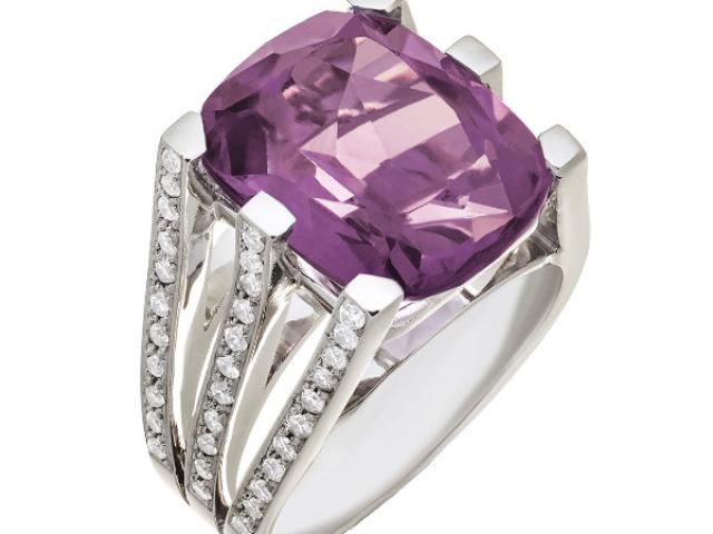 bague en or blanac 18 carats serie d'une amethyste et de 0,60 carat diamants