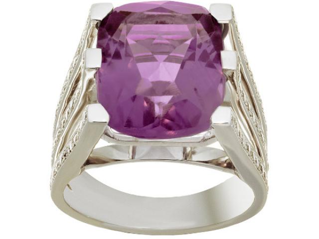 bague en or blanac 18 carats serie d'une amethyste et de 0,60 carat diamants