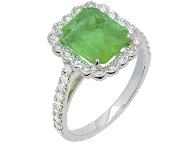 Bague en or 18 carats sertie une emeraude de 3,12 carats et de 0,70 ct diamants