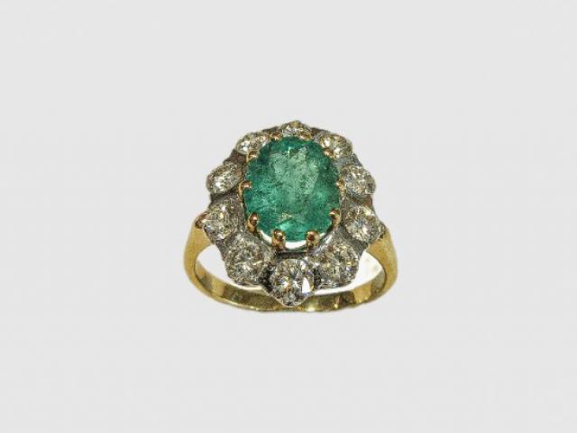 Bague Pompadour en or blanc et jaune sertie d'une Emeraude et de 10 Diamants