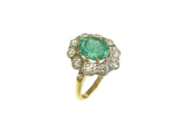 Bague Pompadour en or blanc et jaune sertie d'une Emeraude et de 10 Diamants
