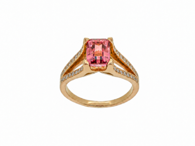 Bague en or rose 18 carats sertie d'une Tourmaline rose et de diamants