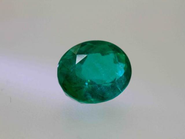 Emeraude vivid color 2.31 carat certifiée CGL