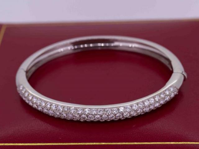 Bracelet jonc serti de diamants