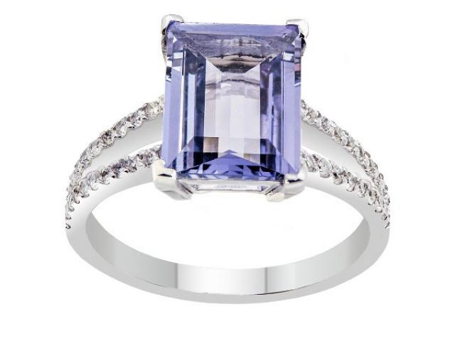 Bague en or blanc 18 carats sertie  un Saphir de couleur parme(mauve) et diamants