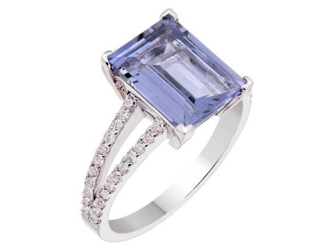 Bague en or blanc 18 carats sertie  un Saphir de couleur parme(mauve) et diamants