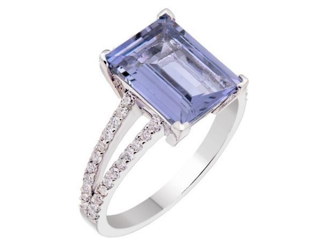 Bague en or blanc 18 carats sertie  un Saphir de couleur parme(mauve) et diamants