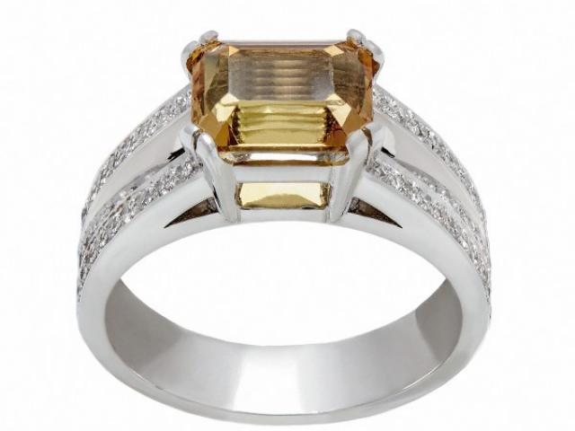 Bague en or blanc 18 carats sertie  un Saphir de couleur jaune et diamants