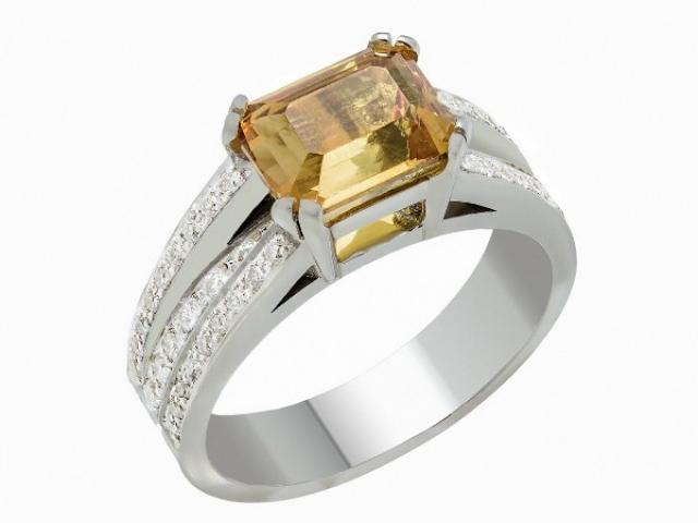 Bague en or blanc 18 carats sertie  un Saphir de couleur jaune et diamants