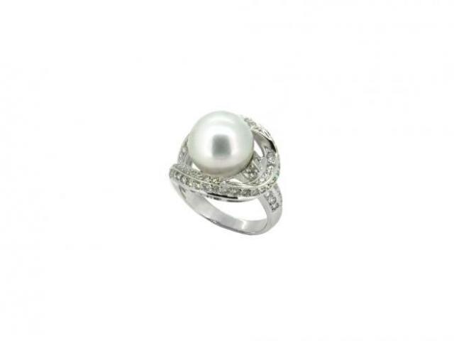 Bague perle blanche et diamants