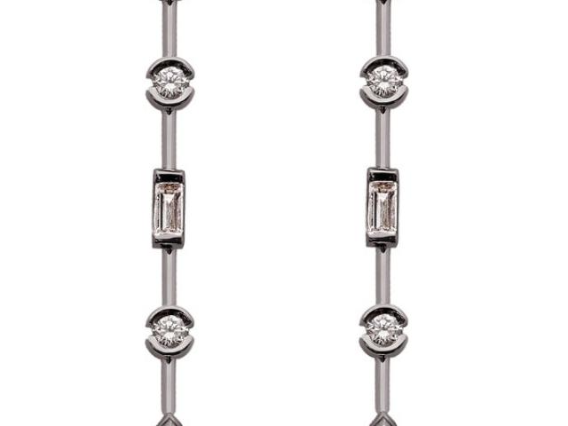 Boucles d'oreille pendantes en or 18 carats sertie de diamants