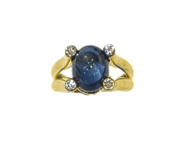 Bague en or Jaune 18 carats sertie d'un Saphir Capochon et de Diamants