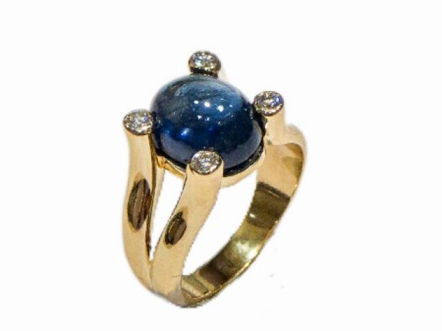 Bague en or Jaune 18 carats sertie d'un Saphir Capochon et de Diamants